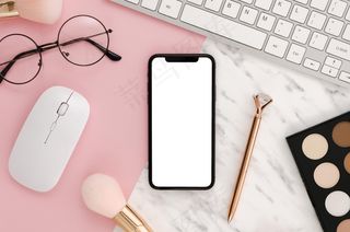 平板智能手机模型样机，桌上有化妆配件