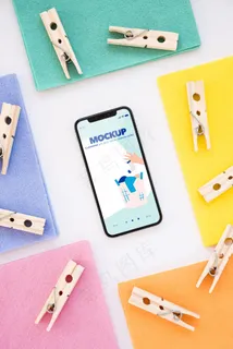 带衣夹的智能手机俯视图