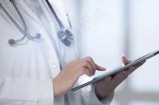 医生在医院工作时使用智能平板电脑
