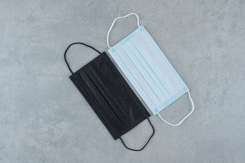 灰色背景上的两个防护医用口罩。高品质照片