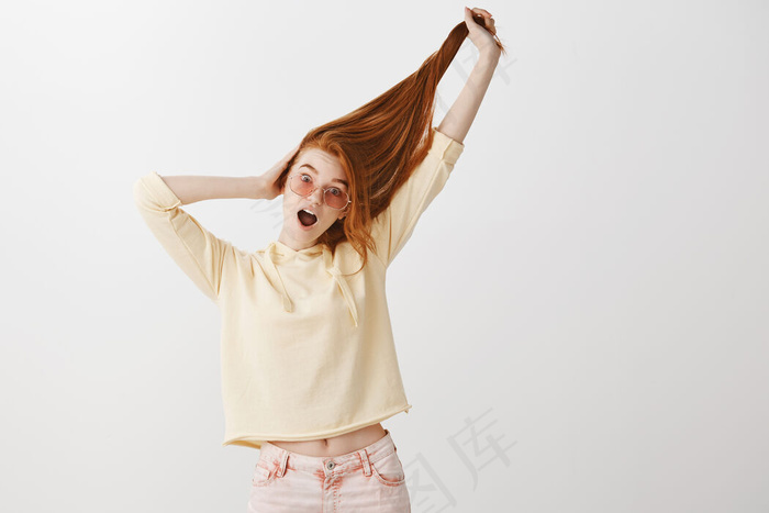 有趣漂亮的红发女孩拉起头发大喊大叫