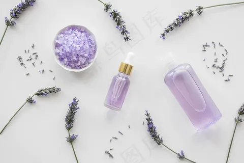 薰衣草花和一瓶香水花瓣 薰衣草花和一瓶香水花瓣