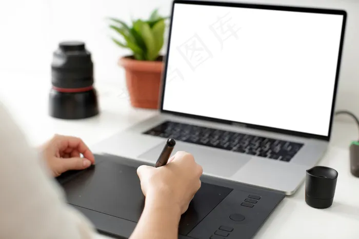 使用数字平板电脑和手写笔在笔记本电脑上进行修饰。psd模版下载