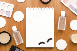 带记事本模型样机的俯视化妆品布置图