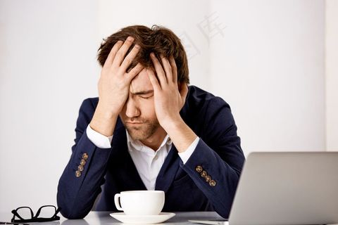 忧心忡忡的年轻忧愁男企业家，小伙子工作有问题，脸红，闭眼郁闷