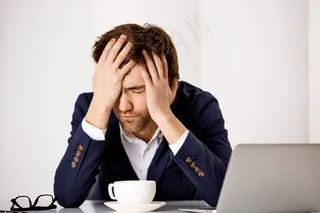 忧心忡忡的年轻忧愁男企业家，小伙子工作有问题，脸红，闭眼郁闷