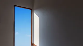 在蓝天的映衬下，打开墙上的大门，希望概念