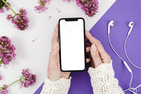 平躺的手拿着智能手机模型样机