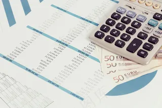 有文件和货币账户的办公室