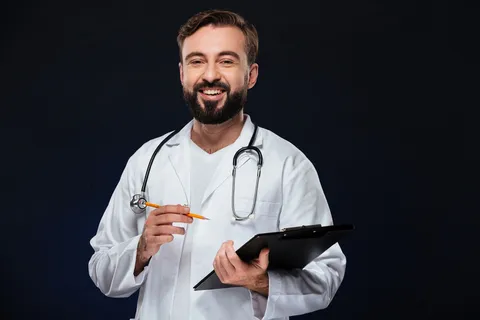 一位微笑的男医生的画像 一位微笑的男医生的画像