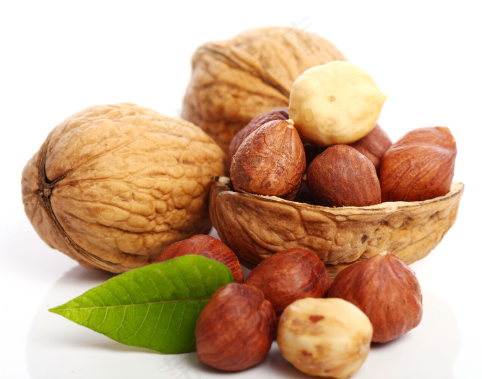 新鲜胡桃叶和胡桃