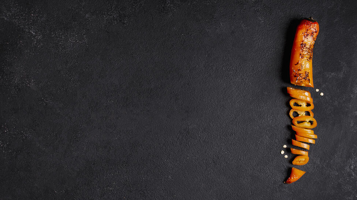 黑底辣椒顶视图，带复印空间