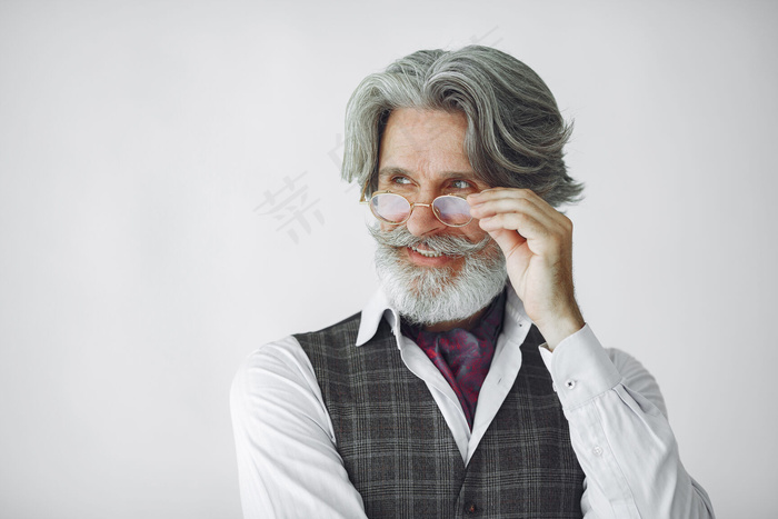 露齿而笑的老男人的特写肖像。爷爷拿着钟。