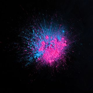 黑色背景上的Holi彩色背景