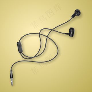 彩色背景上的逼真黑色耳机，