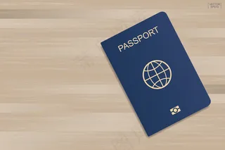 木制背景的蓝色护照。