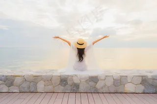 美丽的年轻亚洲女性形象美丽的微笑在海边放松