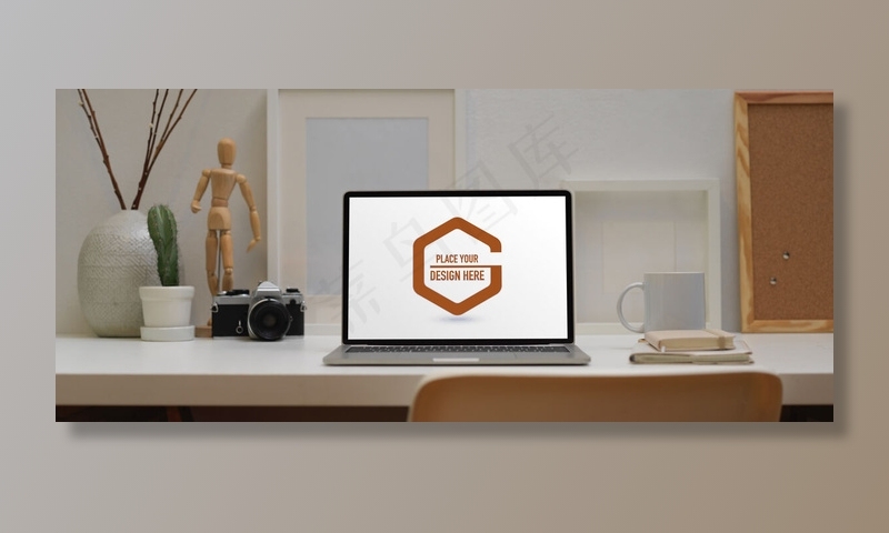 笔记本电脑、文具和装饰品的模型样机