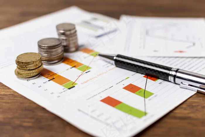 硬币和文具元件的排列