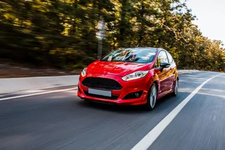 红色轿车在高速公路上试驾。