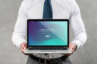 手持笔记本电脑的特写员