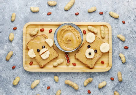 有趣的熊和猴脸三明治花生酱，香蕉和黑醋栗，花生，俯视图