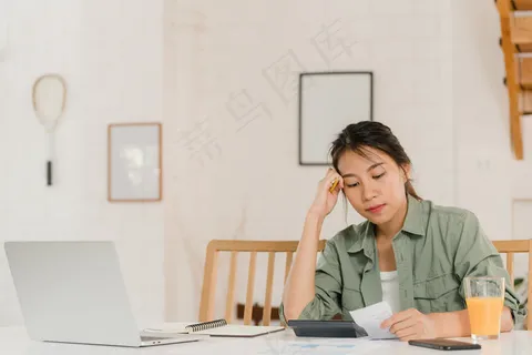 商业亚裔妇女在家的收入和开支记录
