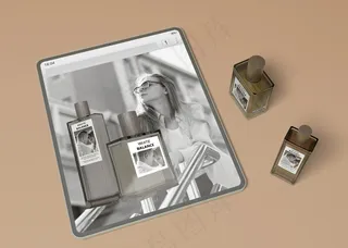 带有香水网站和香水瓶的平板电脑