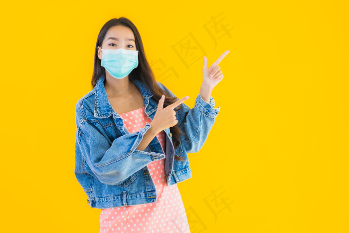 肖像美丽的年轻亚洲女性戴口罩保护冠状病毒或冠状病毒19