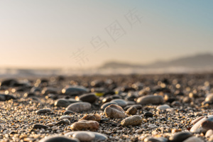 近距离的石头背景，模糊的天空在地平线上