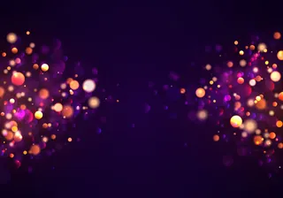 喜庆的紫色和金色发光背景与五颜六色的灯光。概念贺卡。魔术节日海报，横幅banner。夜亮的金色闪耀着淡淡的抽象。