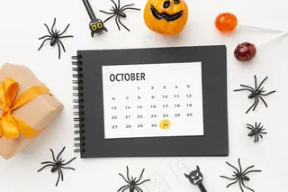 带日历的顶视图万圣节概念