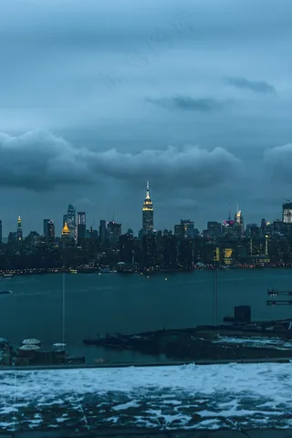 美丽的城市，背景是天空中令人惊叹的云