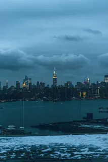美丽的城市,背景是天空中令人惊叹的云 美丽的城市,背景是天空中令人惊叹的云
