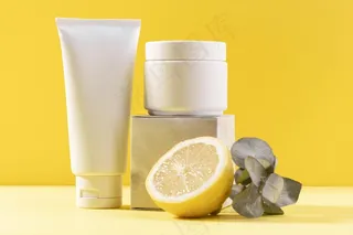 半柠檬和奶油容器