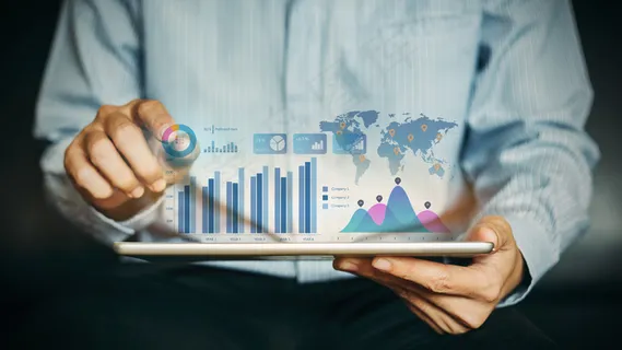 商人分析公司财务与数字增强现实图形。 商人分析公司财务与数字增强现实图形。