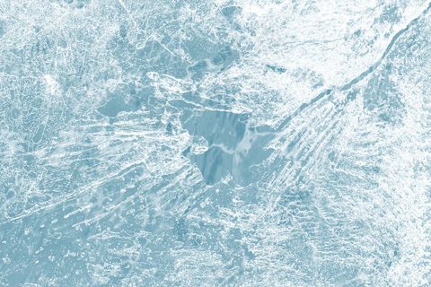 在蓝色壁纸上拍摄的冰面纹理宏