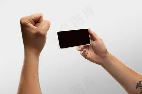 在网上观看世界各地流行的体育比赛和锦标赛时,近距离拍下男性手持手机的空白屏幕。 在网上观看世界各地流行的体育比赛和锦标赛时,近距离拍下男性手持手机的空白屏幕。
