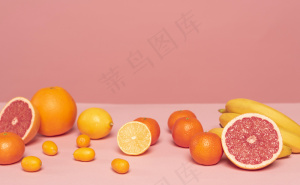 粉红桌上的各种柑橘