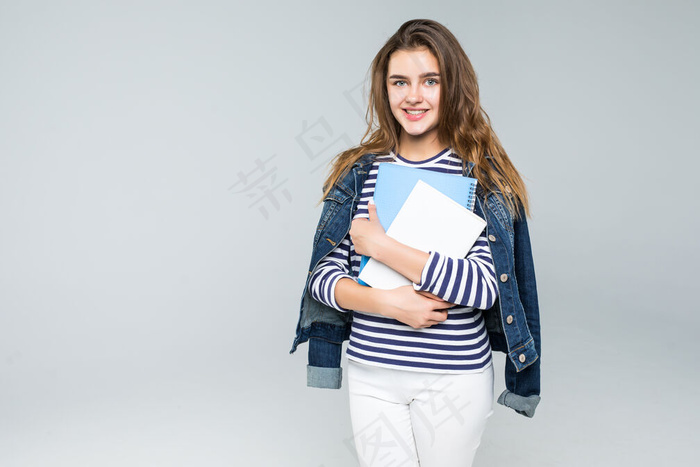 白底年轻微笑的女学生