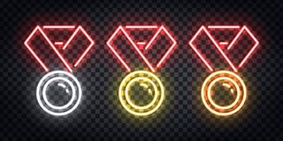 一套逼真的霓虹灯标志，金、银、铜奖牌标志，用于模板装饰和布局，覆盖在透明背景上。赢家的概念。