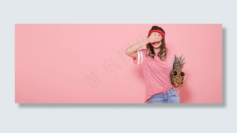 漂亮的年轻女孩穿着粉色t恤，捂着脸，抱着菠萝