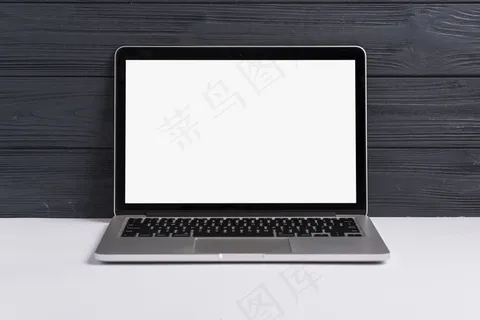 一台打开的笔记本电脑,白色桌面上有一个黑色的木质背景 一台打开的笔记本电脑,白色桌面上有一个黑色的木质背景
