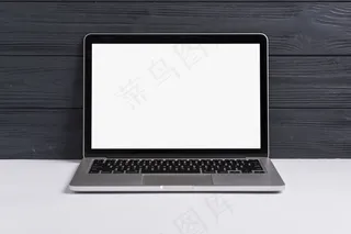 一台打开的笔记本电脑，白色桌面上有一个黑色的木质背景