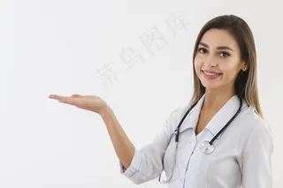 漂亮的医生举起手来