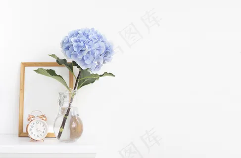 普罗旺斯室内木框花瓶中的蓝色荷兰花 普罗旺斯室内木框花瓶中的蓝色荷兰花