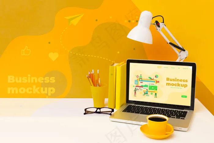 带笔记本电脑和灯的高角度办公桌psd模版下载