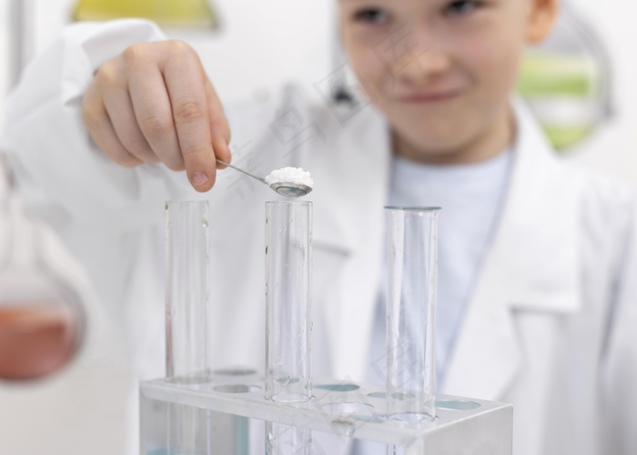 小男孩在学校做科学实验