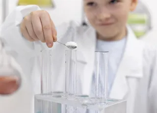 小男孩在学校做科学实验