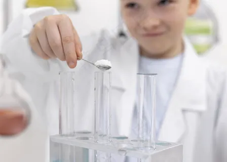 小男孩在学校做科学实验 小男孩在学校做科学实验
